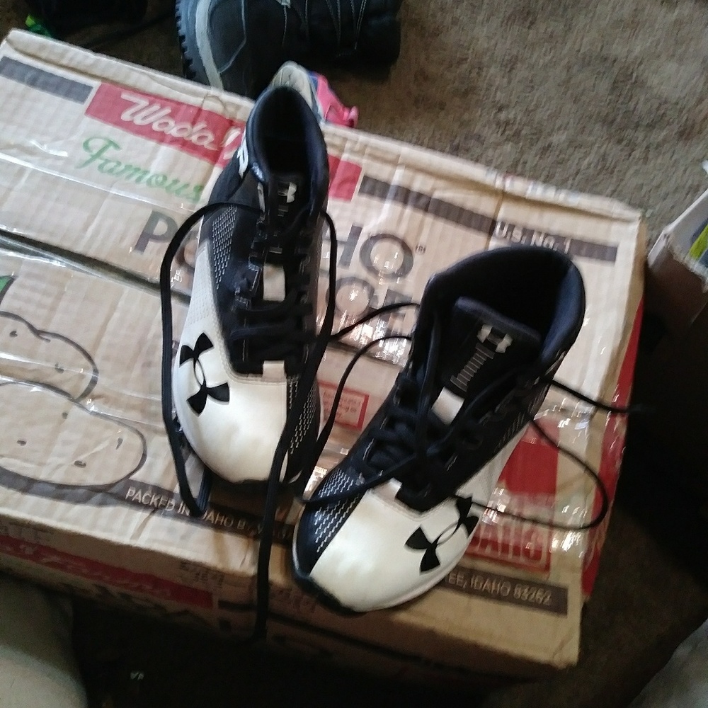 UNDERARMOR KID'S CLETS SIZE 1Y